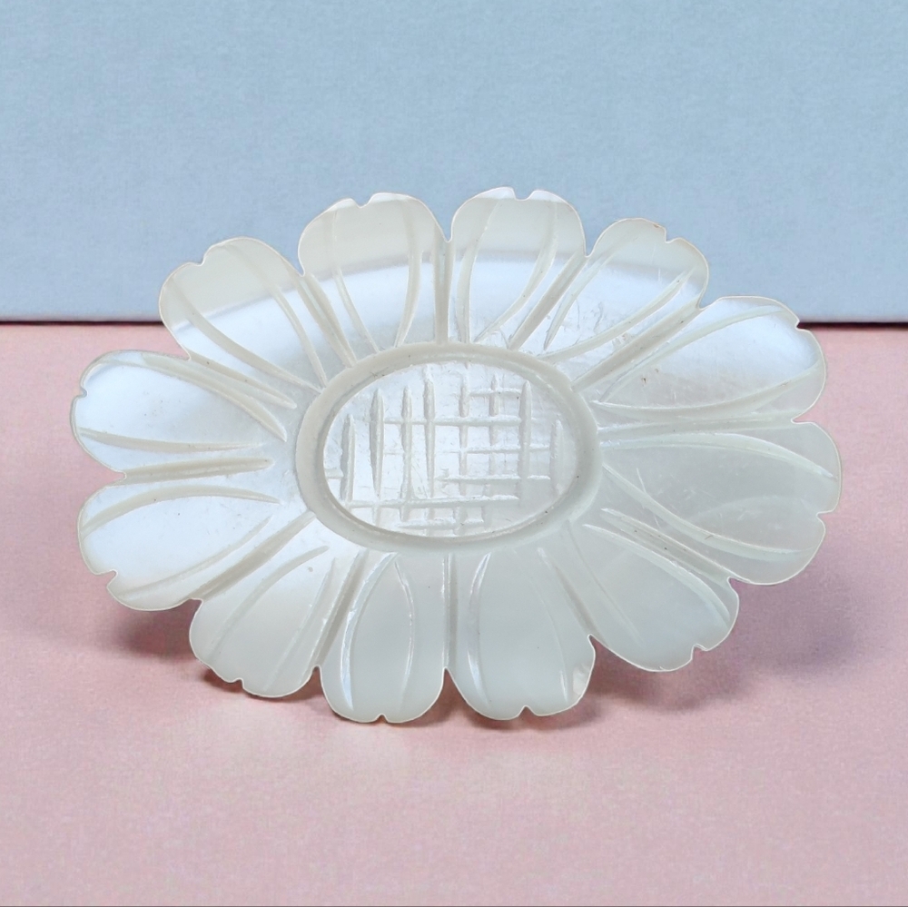 🌺 Vintage Carved Mother Of Pearl Flower Pin